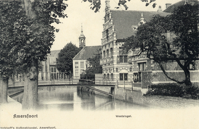 12654 Gezicht op de Westsingel te Amersfoort uit het zuidwesten; met rechts de voorgevel van het Museum Flehite ...